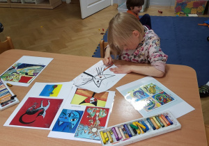 Dziewczynka rysuje kota z obrazu Pabla Picassa